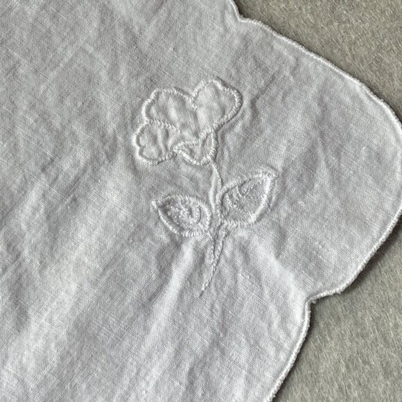 Embroidered Floral Placemats Napkins 17" X 12" White Scalloped Edges Set of 4 - Picture 6 of 10